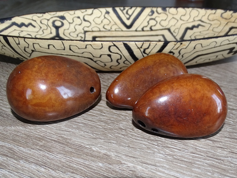 Tagua - maxikorálek (hnědý, perforovaný ve špičce)