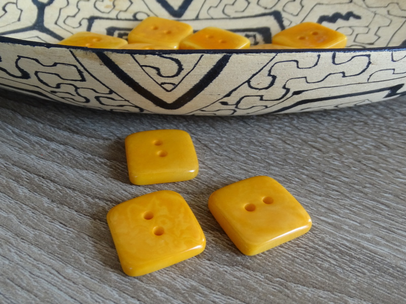 Knoflík čtvereček (žluooranžový)