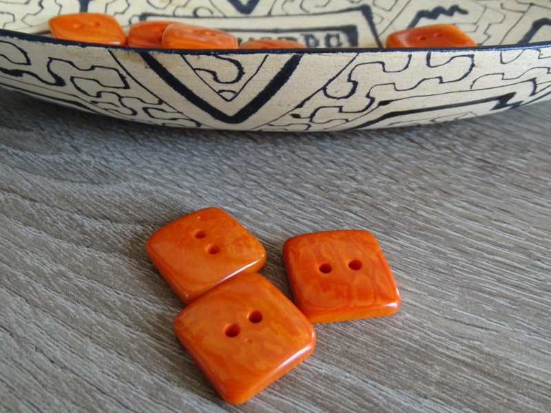 Knoflík čtvereček (oranžový)