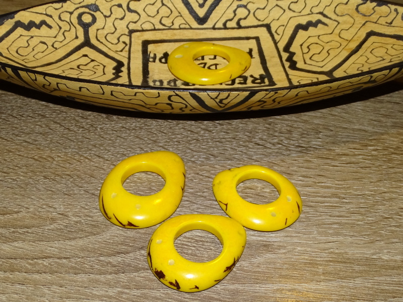 Tagua - donut (4 dírky, žlutý)