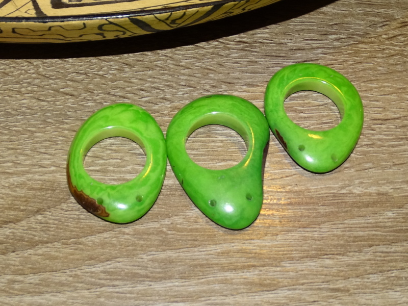 Tagua - donut (2 dírky, světle zelený)