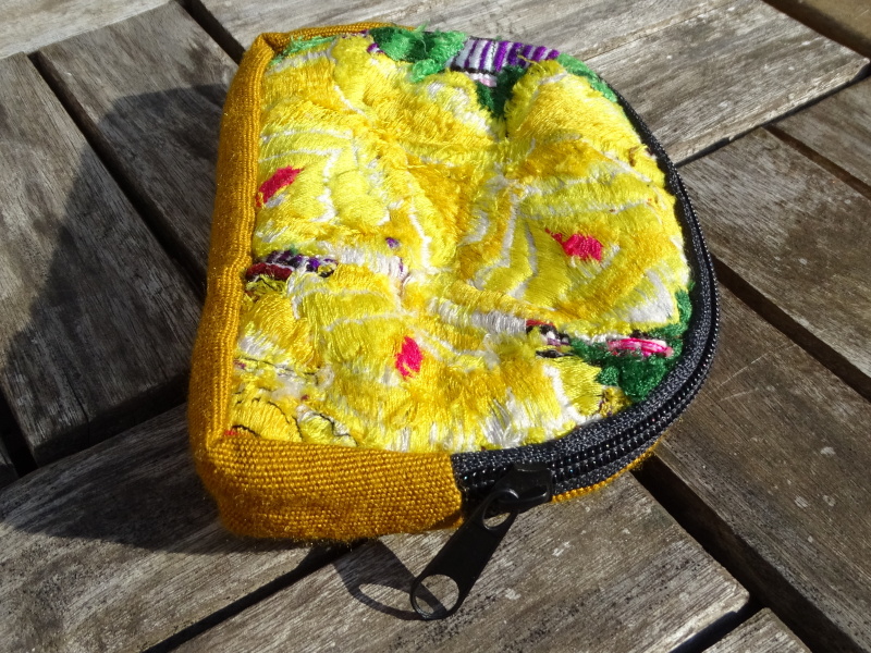 Taštička/peněženka (vyšívaná, střední)