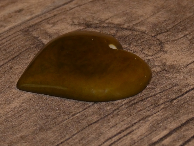 Tagua - srdíčko (placaté, olivová, bez kresby)