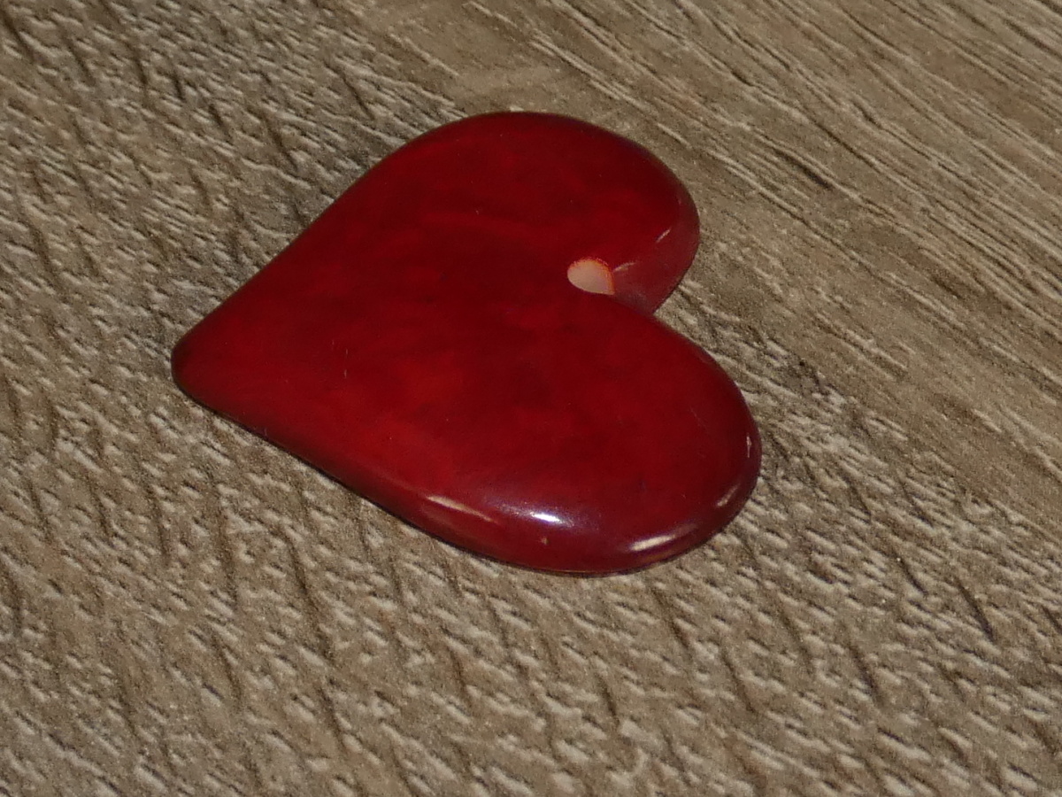 Tagua - srdíčko (placaté, tmavě červené, bez kresby)