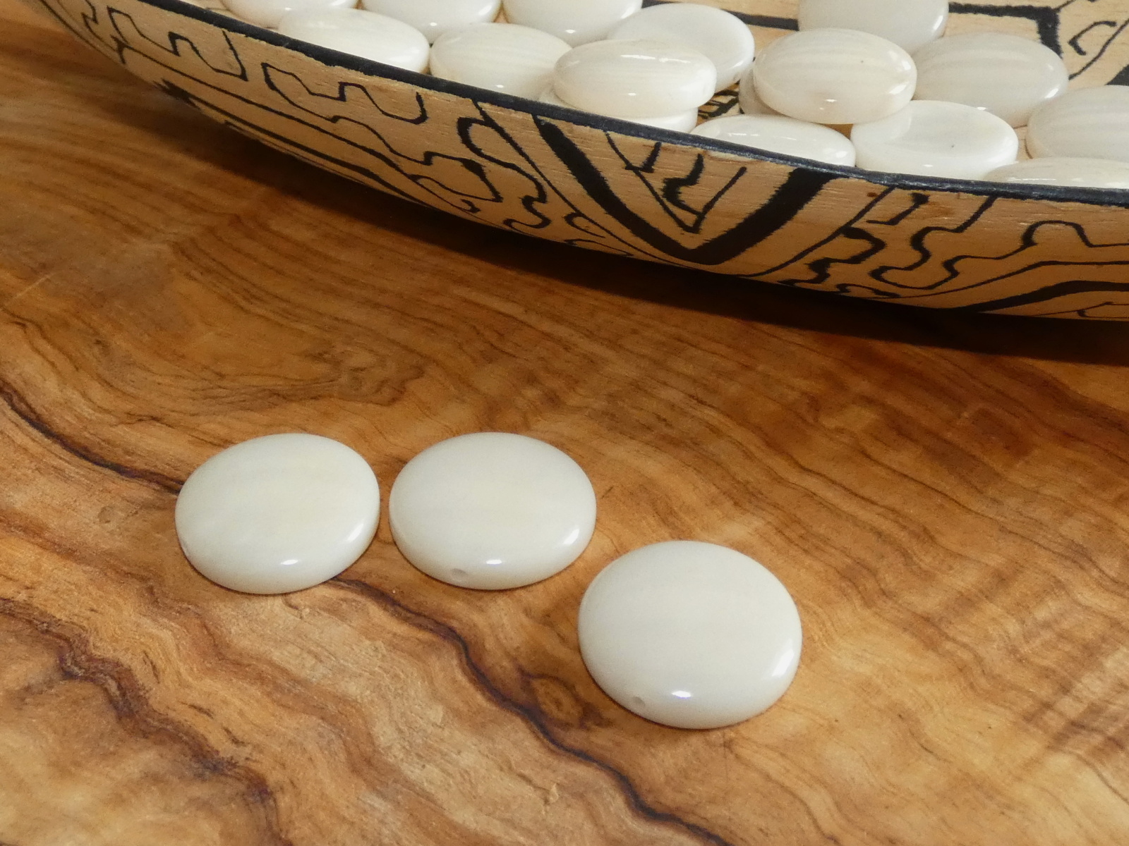 Tagua - placička 18 mm (bílá)