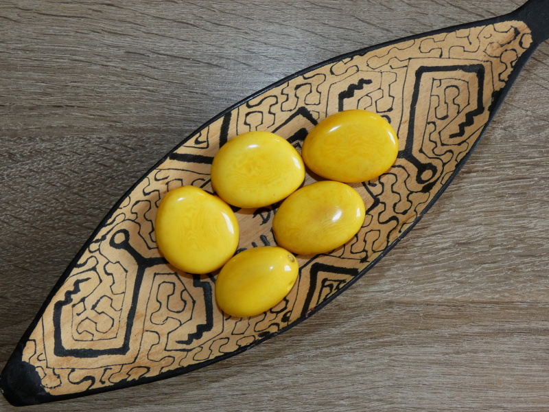 Tagua - oblázek (skrz, žlutý)