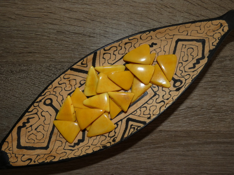 Tagua trojúhelník (dvě dírky, žlutý)