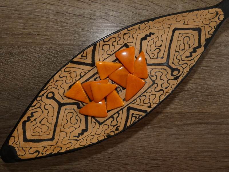 Tagua trojúhelník (dvě dírky, žlutooranžový)