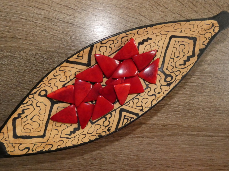 Tagua trojúhelník (dvě dírky, červený)