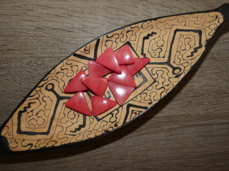 Tagua trojúhelník (dvě dírky, světle růžový)