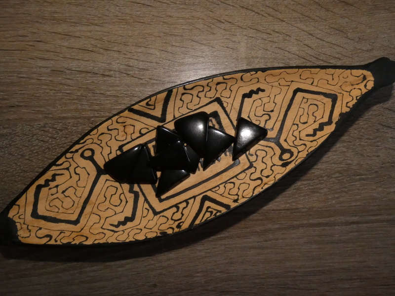 Tagua trojúhelník (dvě dírky, černý)