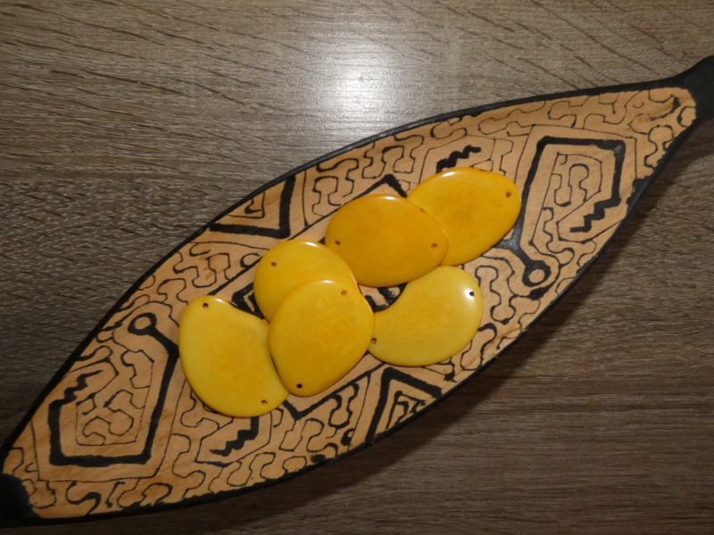 Tagua - plátek (dvě dírky, žlutý)