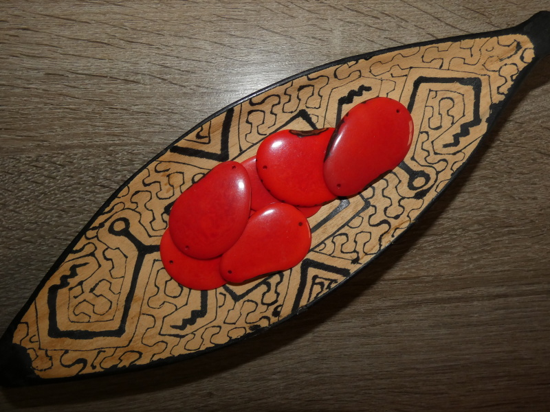 Tagua - plátek (dvě dírky, červený)