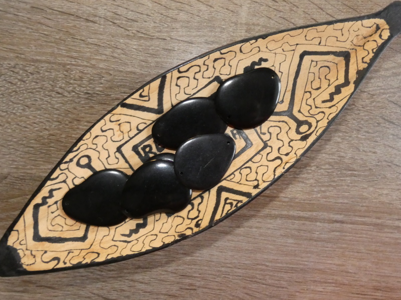 Tagua - plátek (dvě dírky, černý)