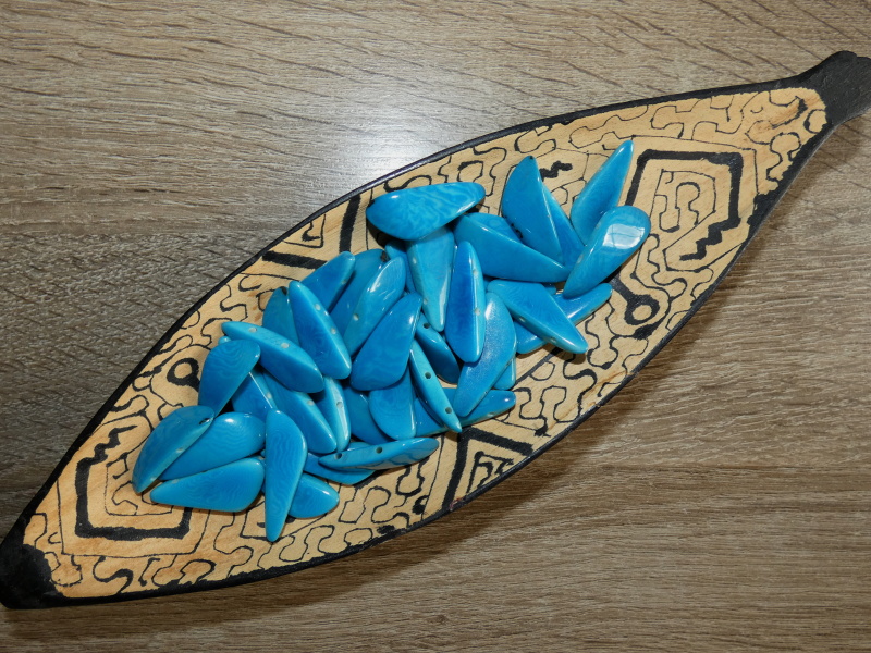 Tagua úlomek (dvě dírky, tyrkysový)