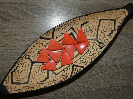 Tagua trojúhelník (dvě dírky, lososový)
