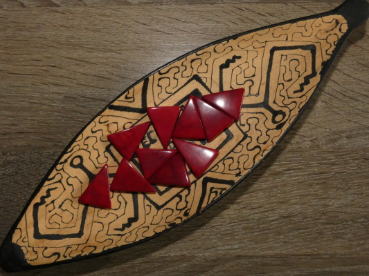 Tagua trojúhelník (dvě dírky, tmavě červený)
