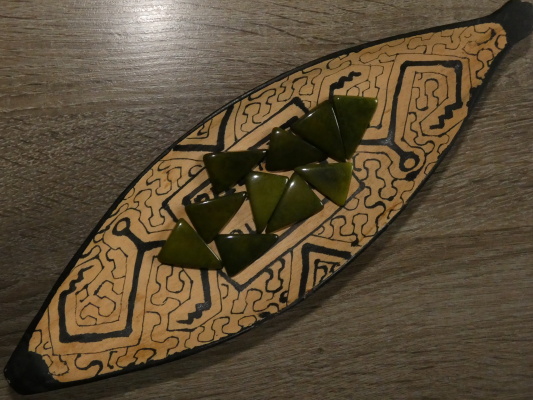 Tagua trojúhelník (skrz, olivový)