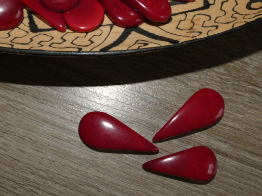Tagua slzička (skrz, tmavě červená)