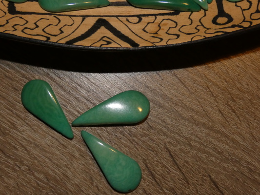 Tagua slzička (skrz, aqua)