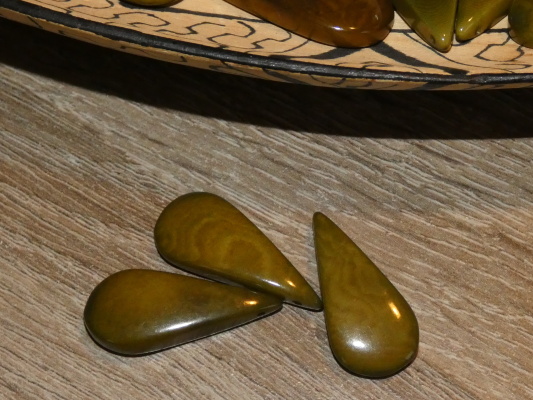 Tagua slzička (skrz, olivová)