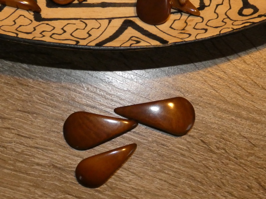 Tagua slzička (skrz, hnědá)