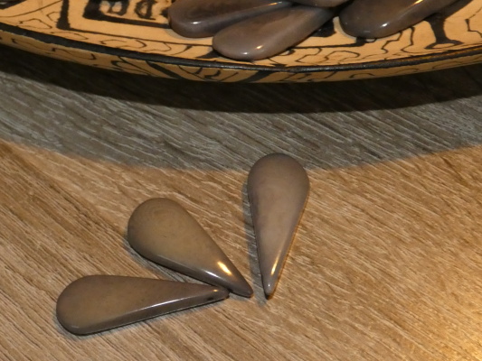 Tagua slzička (skrz, šedá)