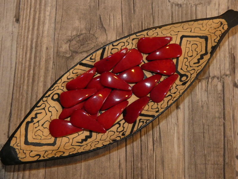Tagua slza (dvě dírky, tmavě červená)