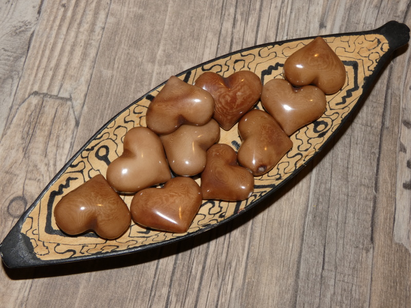 Tagua srdíčko (buclaté, hnědé, skrz)