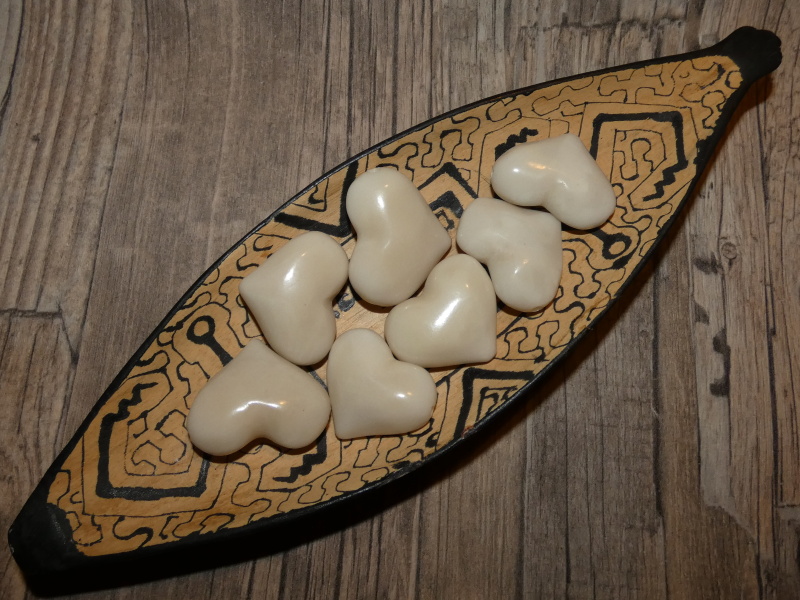 Tagua srdíčko (buclaté, přírodní, skrz)