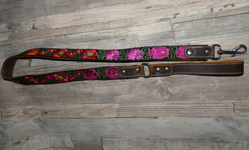 Vodítko vyšívané V