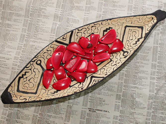 Tagua - úlomek velký (červený)