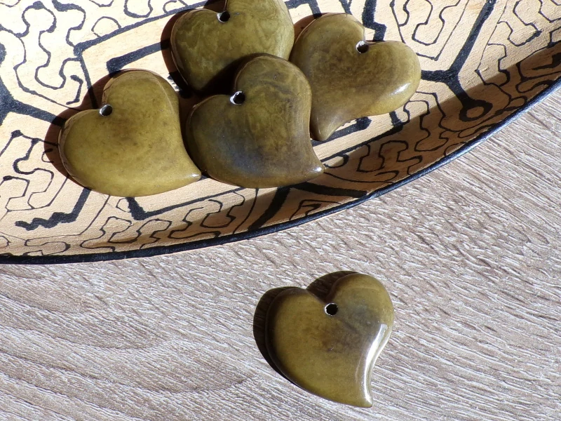 Tagua - srdíčko (designové, olivové)