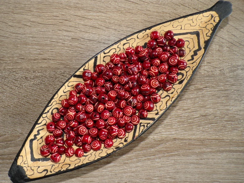 Acai (tmavě červený, vyřezávaný)