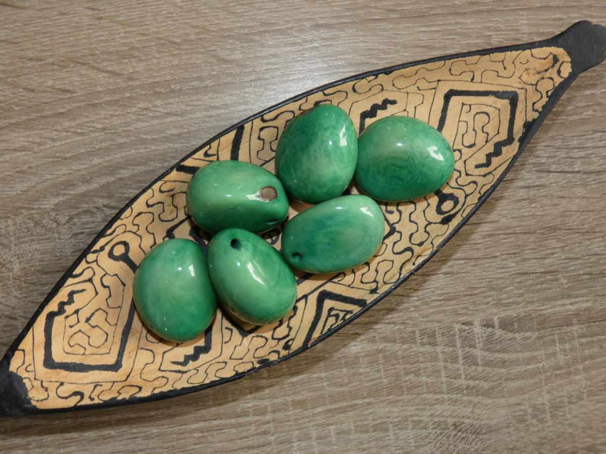 Tagua - maxikorálek (aqua, perforovaný ve špičce)
