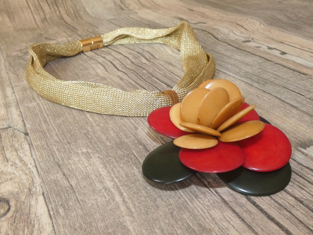 Náhrdelník (tagua plátky, květ)