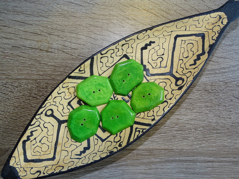 Knoflík nepravidelný (světle zelený)