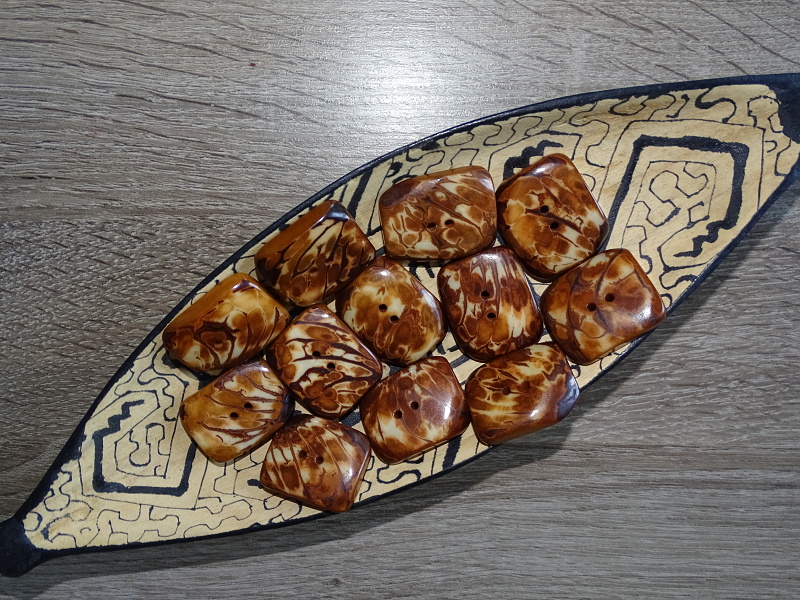 Knoflík obdélník (hnědý)