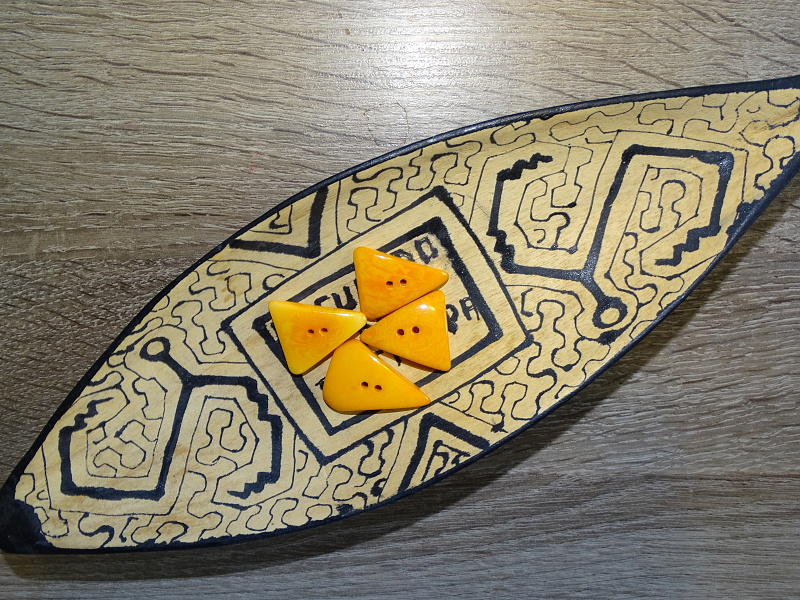 Knoflík trojúhelník (žlutooranžový)