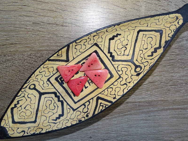 Knoflík trojúhelník (světle růžový)