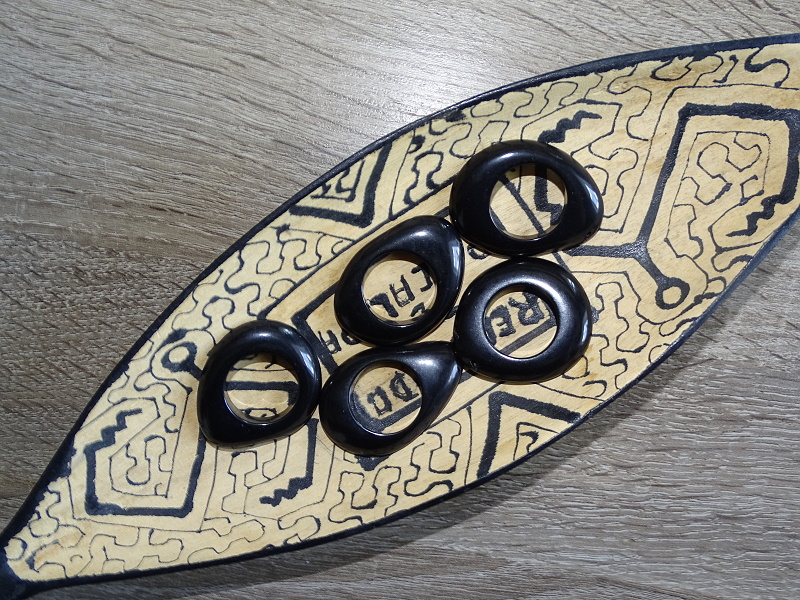 Tagua - donut (skrz, černý)