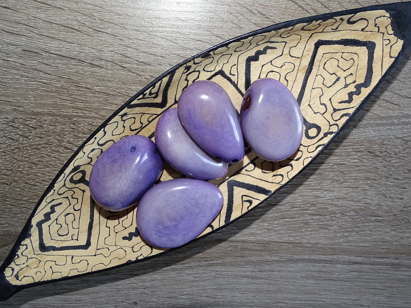 Tagua - maxikorálek (světle fialový, perforovaný na špičce)