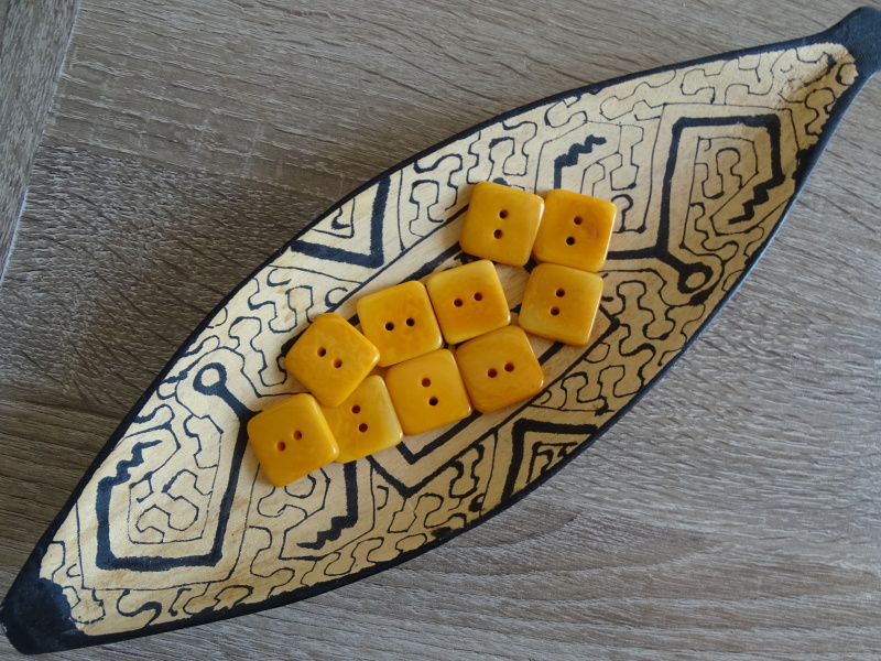 Knoflík čtvereček (žluooranžový)