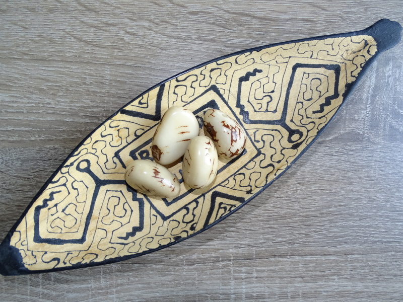 Tagua - korálek (smetanový, kresba-perforovaný ve špičce)