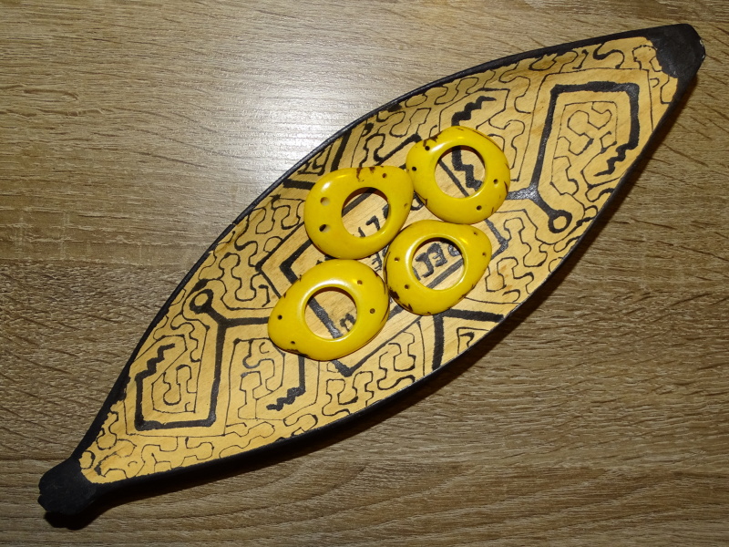 Tagua - donut (4 dírky, žlutý)