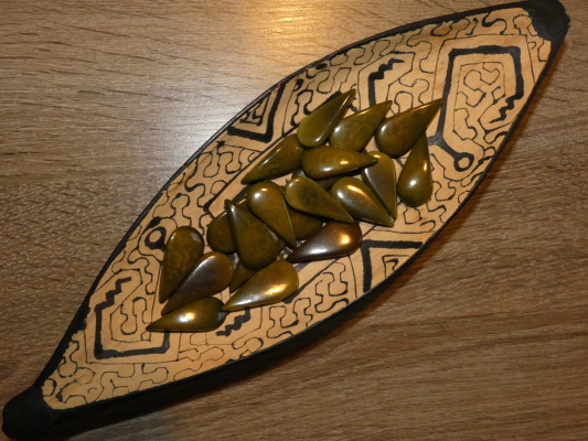 Tagua slzička (skrz, olivová)