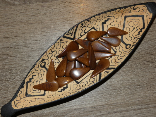 Tagua slzička (skrz, hnědá)
