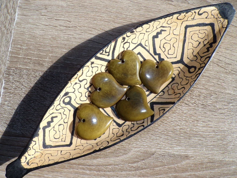 Tagua - srdíčko (designové, olivové)