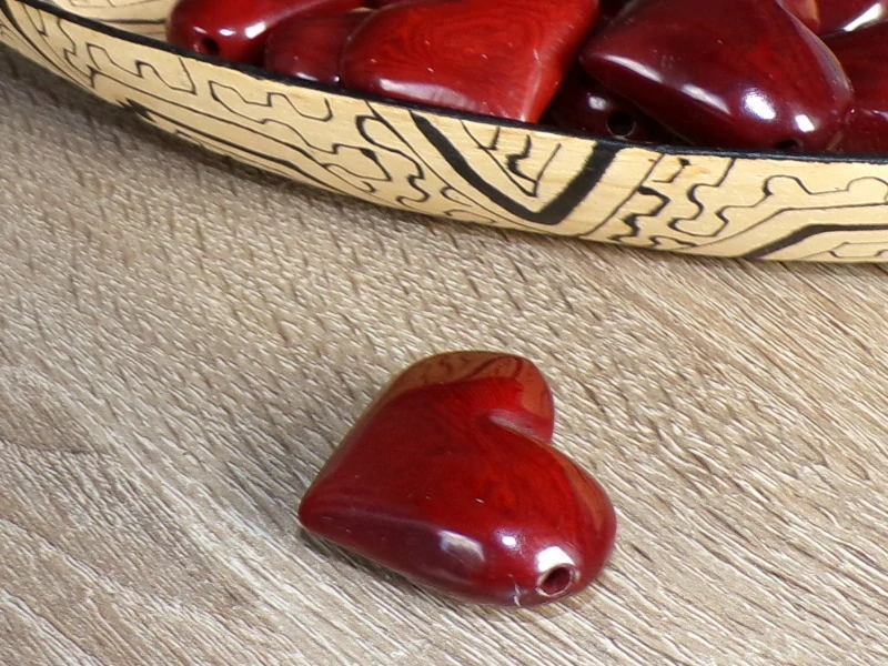 Tagua srdíčko (buclaté, vínové, skrz)
