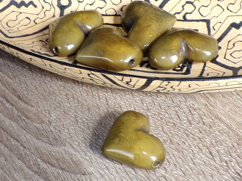 Tagua srdíčko (buclaté, olivové, skrz)